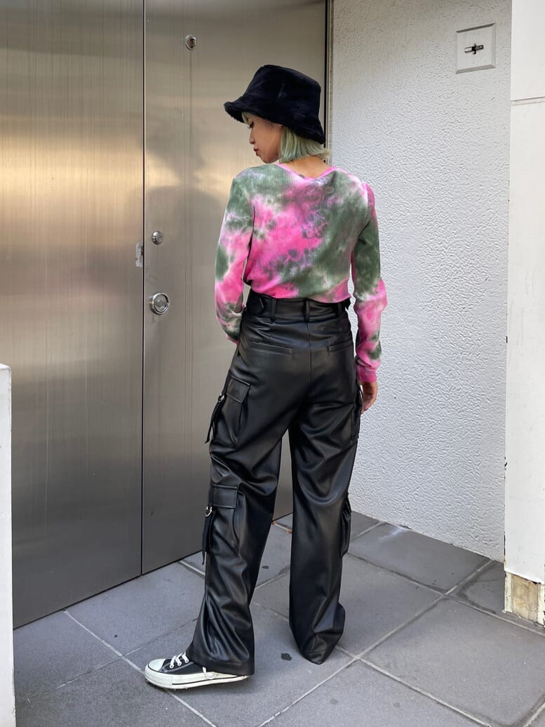 ピンク系のTシャツ/カットソー、ブラック系のカーゴパンツ、ブラック系のハットを着用したレディースの秋コーディネートの4枚目の写真