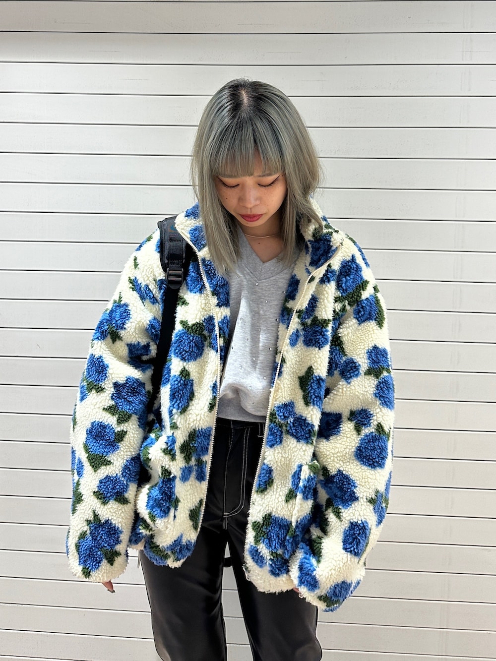 ホワイト系のブルゾン、グレー系のスウェット、ブラック系のその他パンツを着用したレディースの冬コーディネートの5枚目の写真