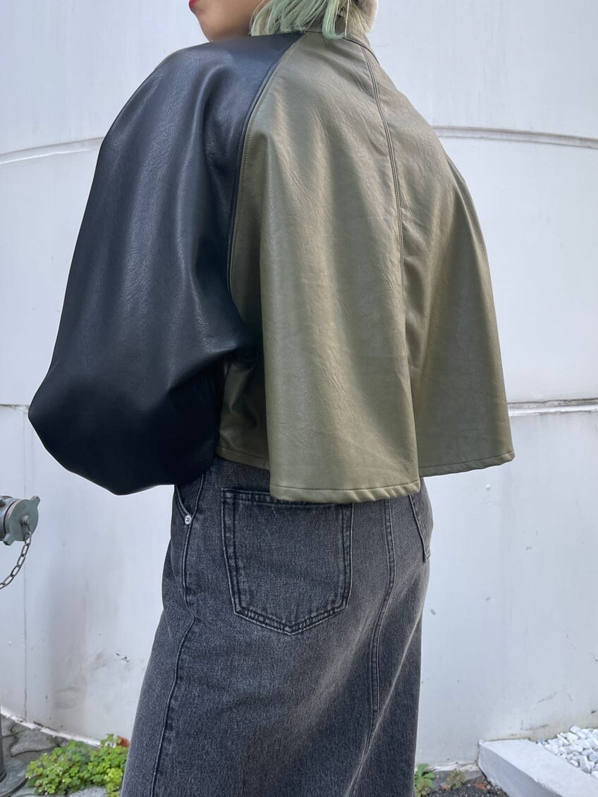 ブラック系のブーツ、ブラック系のスカート、ホワイト系のニット/セーターを着用したレディースの秋コーディネートの7枚目の写真