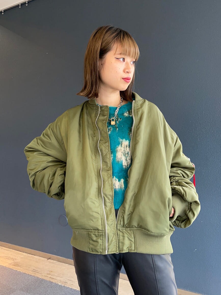 ベージュ系のMA-1、ブルー系のカーディガン/ボレロ、シルバー系のネックレスを着用したレディースの秋コーディネートの4枚目の写真