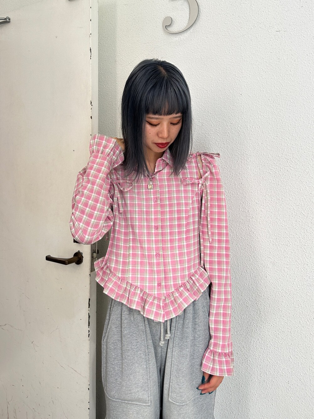 ピンク系のシャツ/ブラウス、グレー系のスウェットパンツ、ブラック系のブーツを着用したレディースの冬コーディネートの4枚目の写真