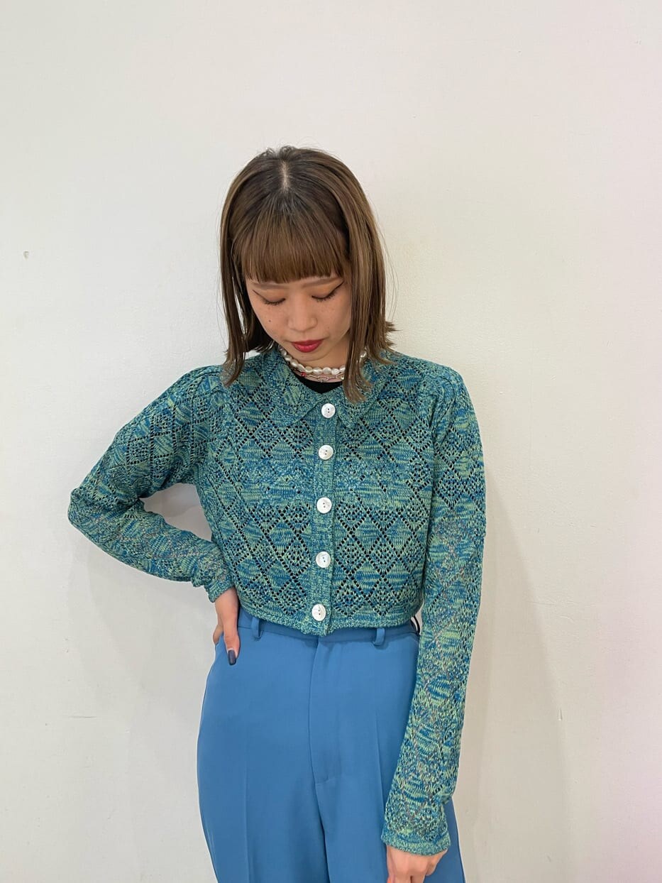 ブルー系のスラックス、グリーン系のシャツ/ブラウス、シルバー系のチョーカーを着用したレディースの冬コーディネートの5枚目の写真