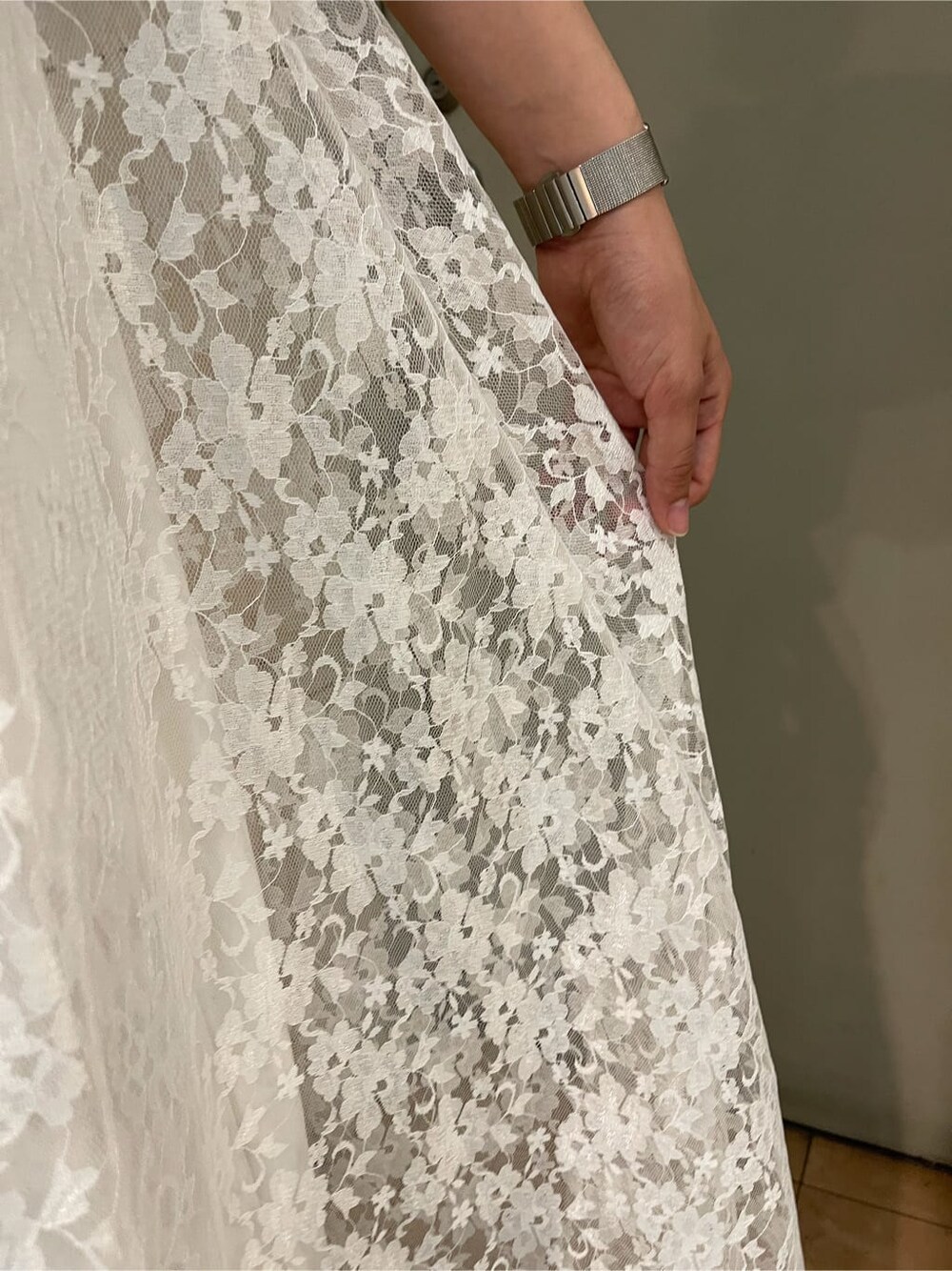 ホワイト系のワンピース、ブルー系のデニムパンツ、その他の財布を着用したレディースの夏コーディネートの6枚目の写真