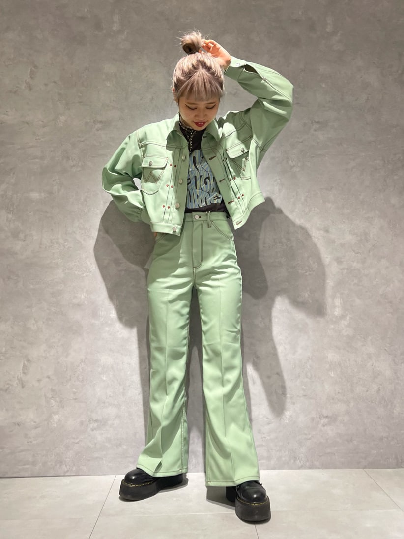 ブラック系のブーツ、グリーン系のデニムジャケット、グリーン系のデニムパンツを着用したレディースの春コーディネートの2枚目の写真