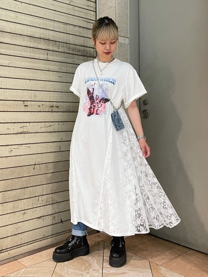 ホワイト系のワンピース、ブルー系のデニムパンツ、その他の財布を着用したレディースの夏コーディネートの2枚目の写真