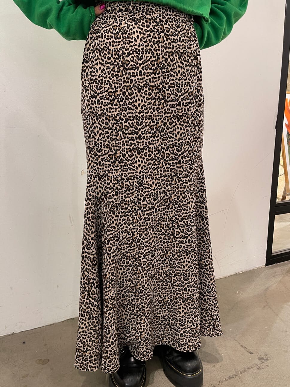 ブラウン系のスカート、グリーン系のTシャツ/カットソーを着用したレディースの冬コーディネートの8枚目の写真