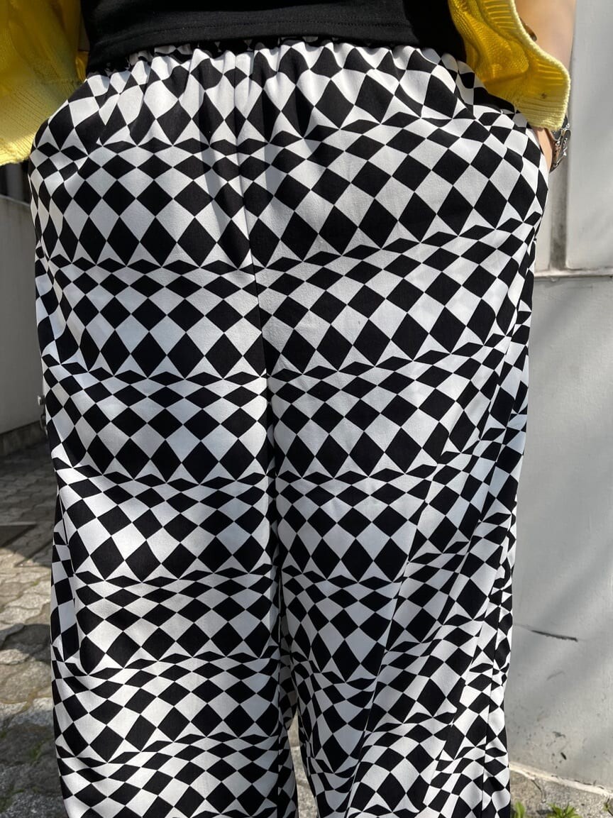 イエロー系のニット/セーター、その他のその他パンツ、ブラック系のTシャツ/カットソーを着用したレディースの春コーディネートの9枚目の写真