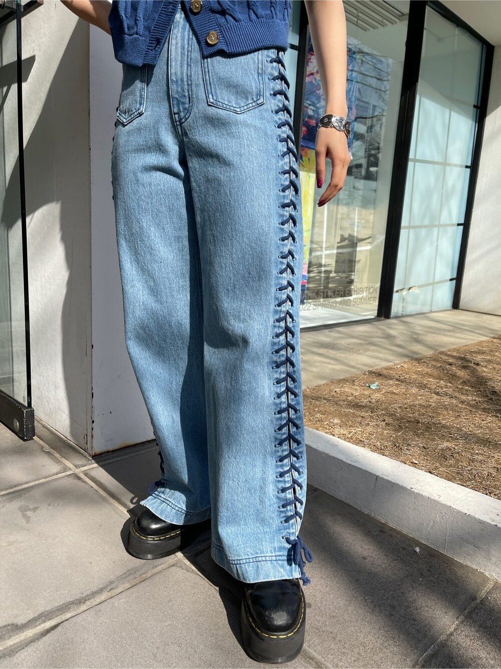 その他のTシャツ/カットソー、ブルー系のニット/セーター、ブルー系のデニムパンツを着用したレディースの春コーディネートの9枚目の写真