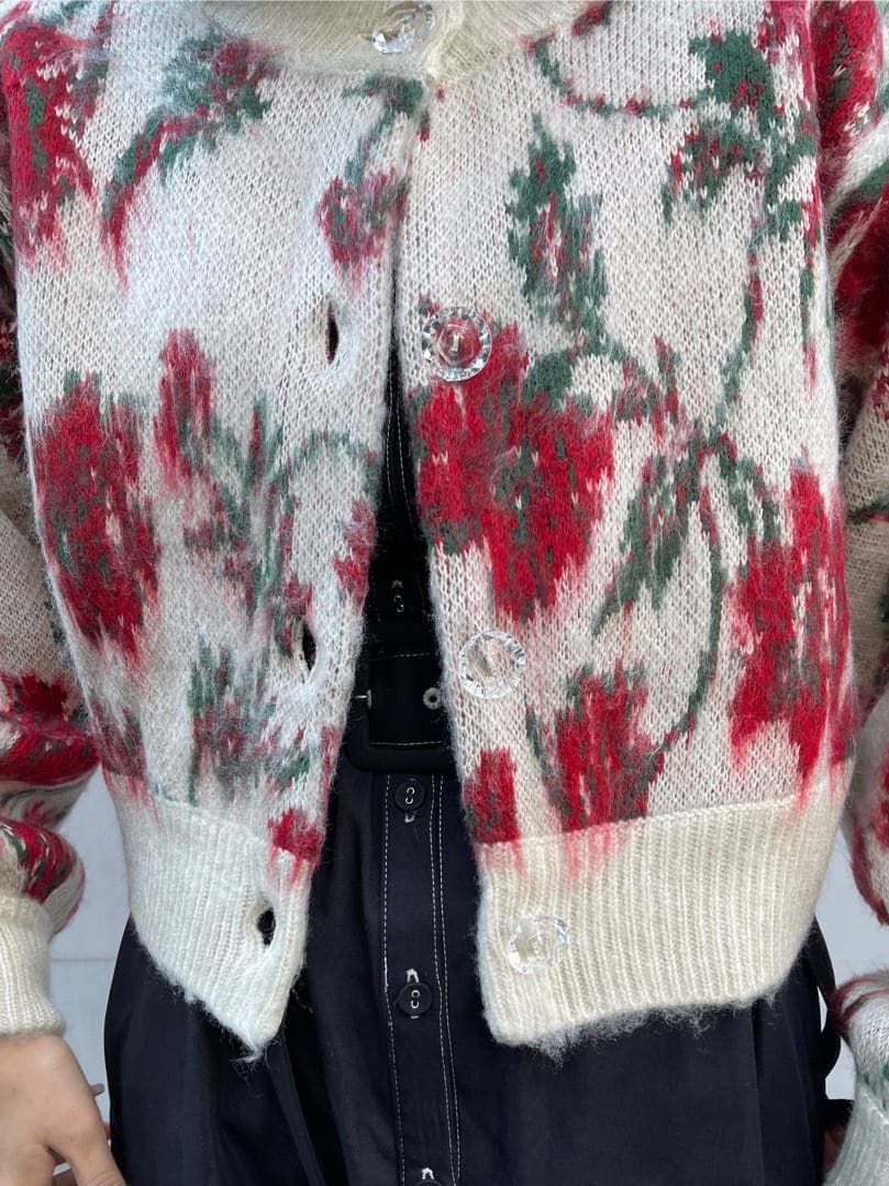 ホワイト系のブーツ、ブラック系のワンピース、ホワイト系のカーディガン/ボレロを着用したレディースの冬コーディネートの6枚目の写真