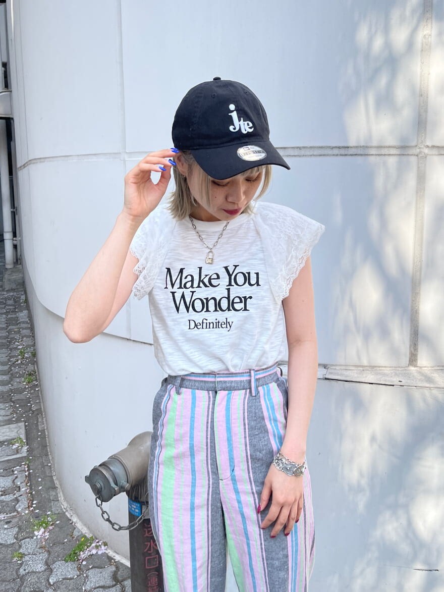 ブラック系のその他シューズ、ブラック系のスラックス、ホワイト系のTシャツ/カットソーを着用したレディースの春コーディネートの5枚目の写真