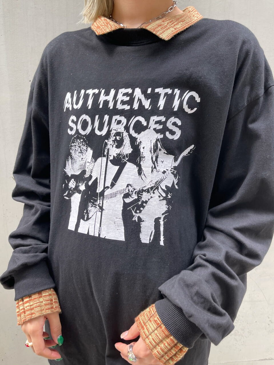 ブラウン系のワンピース、ブラック系のTシャツ/カットソーを着用したレディースの秋コーディネートの5枚目の写真