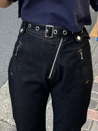 ブルー系のTシャツ/カットソー、ブラック系のデニムパンツ、ブラック系のキャップを着用したレディースの春コーディネートの7枚目の写真