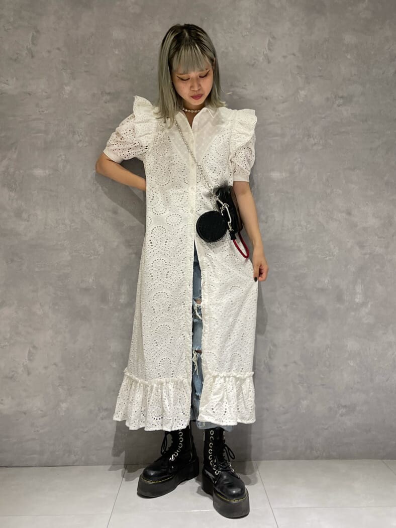 ホワイト系のワンピース、ブルー系のデニムパンツ、ブラウン系のショルダーバッグを着用したレディースの夏コーディネートの3枚目の写真