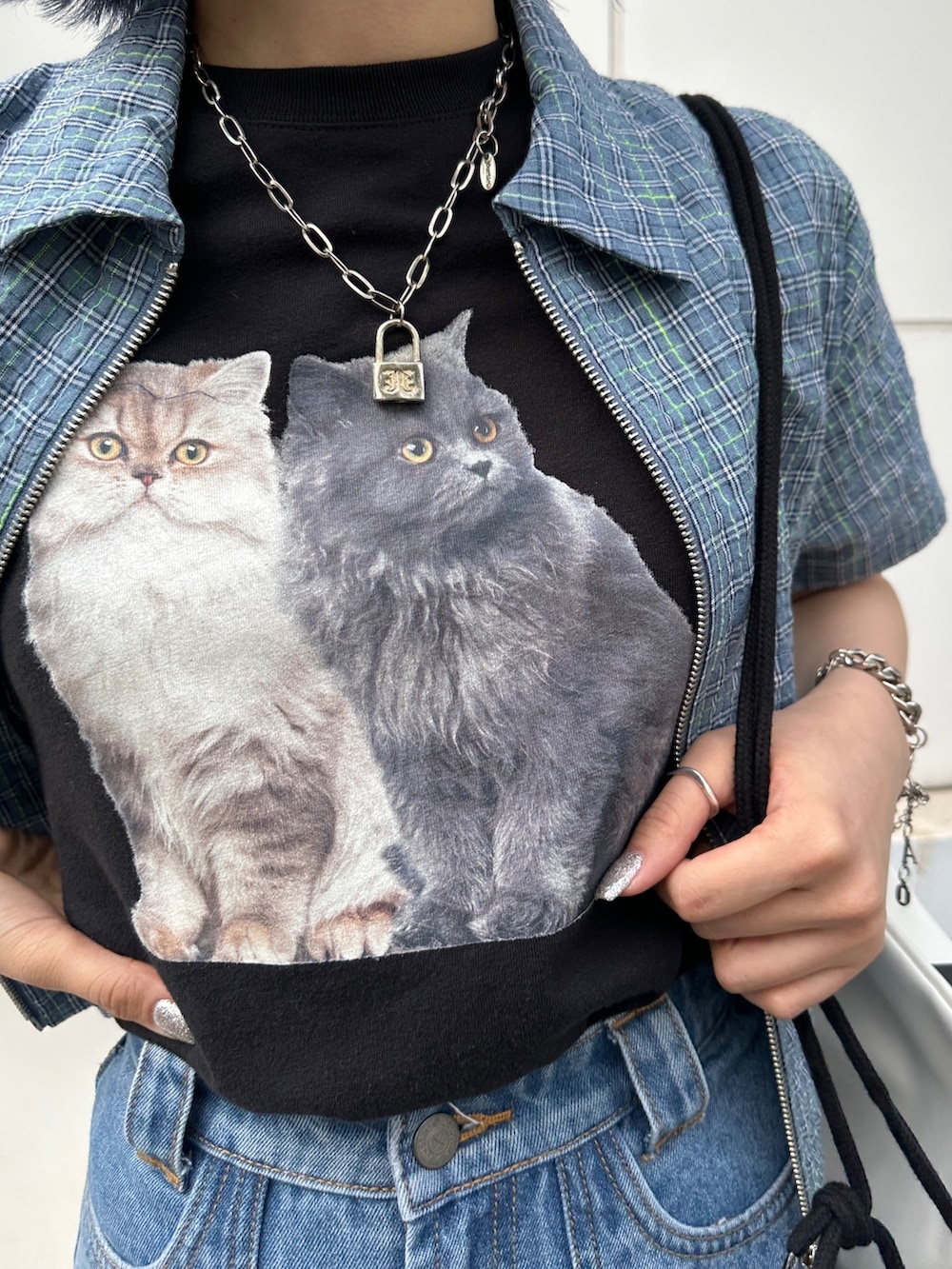 ブラック系のTシャツ/カットソー、ブルー系のシャツ/ブラウス、ブルー系のカーゴパンツを着用したレディースの春コーディネートの7枚目の写真