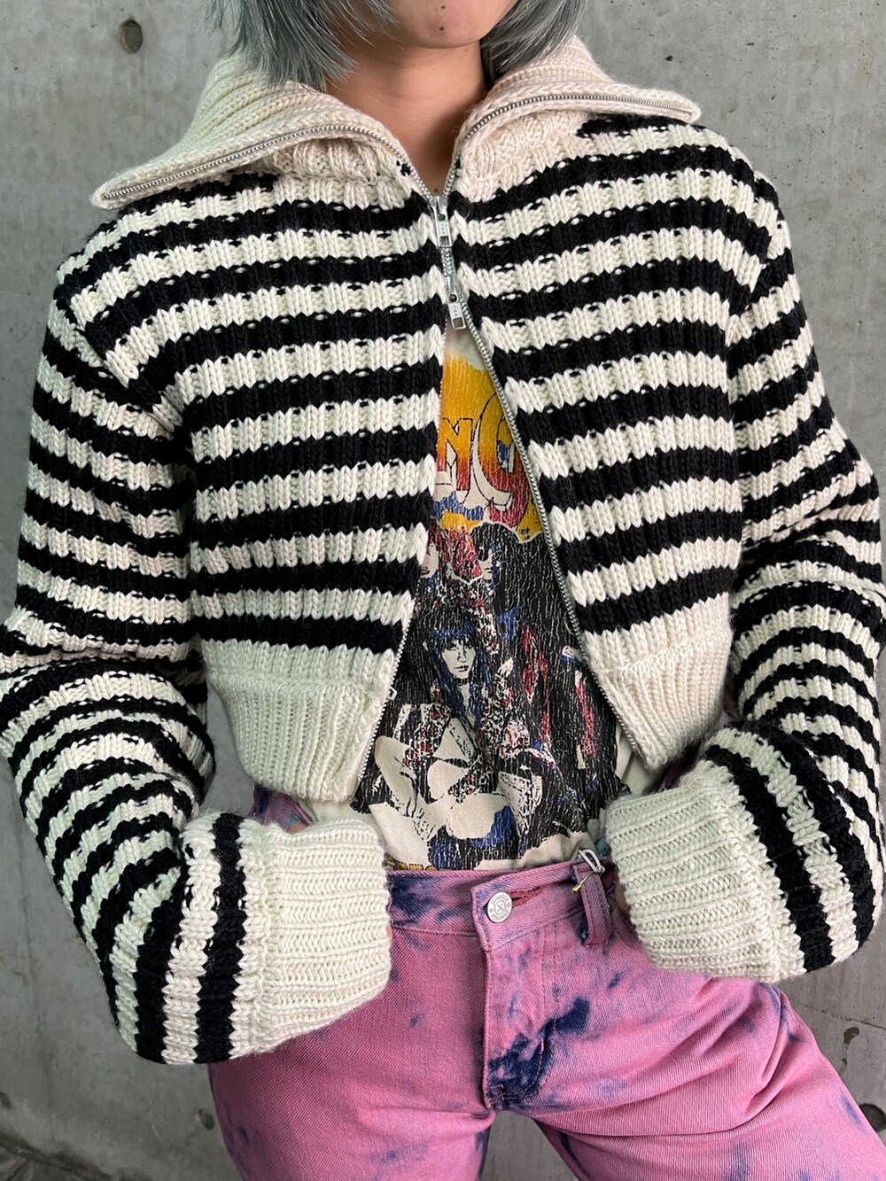 ホワイト系のカーディガン/ボレロ、ホワイト系のTシャツ/カットソー、ピンク系のデニムパンツを着用したレディースの秋コーディネートの5枚目の写真