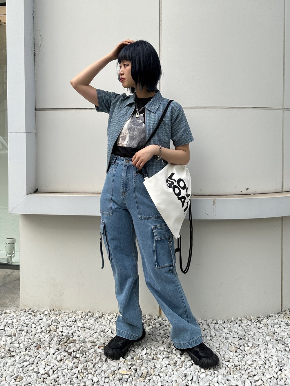 ブラック系のTシャツ/カットソー、ブルー系のシャツ/ブラウス、ブルー系のカーゴパンツを着用したレディースの春コーディネートの4枚目の写真