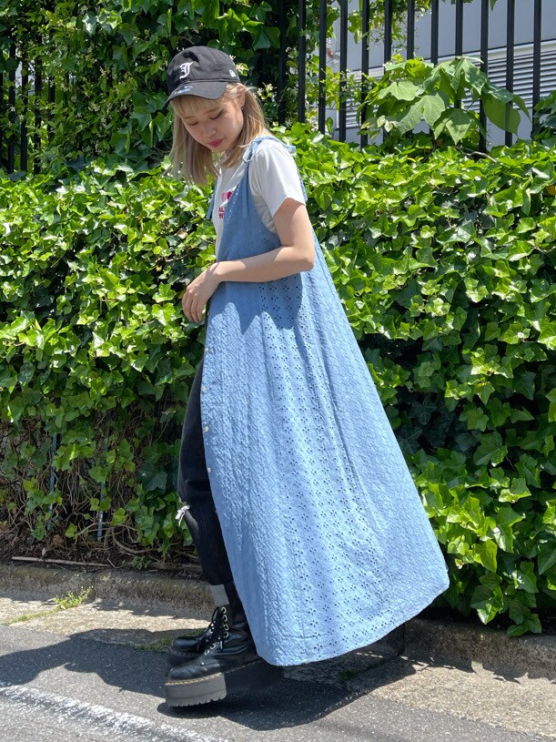 ホワイト系のTシャツ/カットソー、ブルー系のワンピース、ブラック系のデニムパンツを着用したレディースの春コーディネートの3枚目の写真