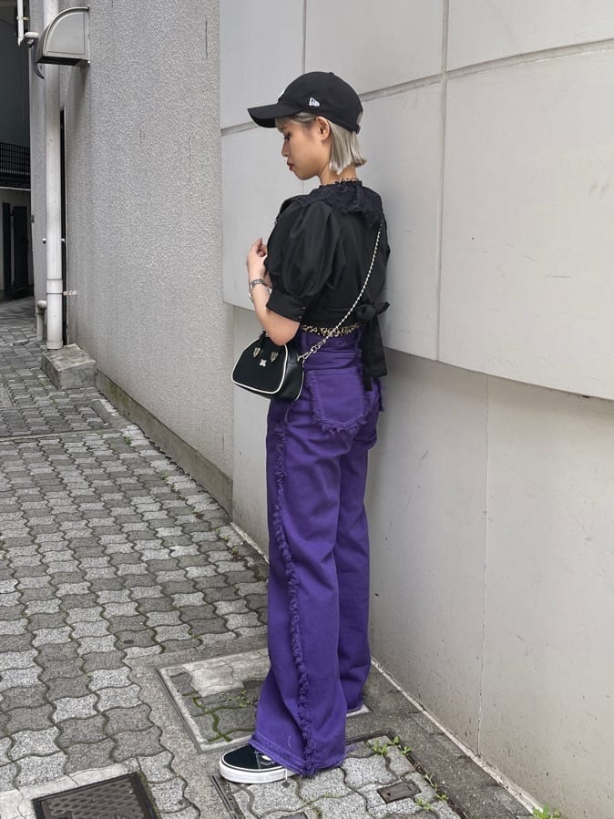 ブラック系のシャツ/ブラウス、ベージュ系のTシャツ/カットソー、ブラック系のボストンバッグを着用したレディースの夏コーディネートの5枚目の写真