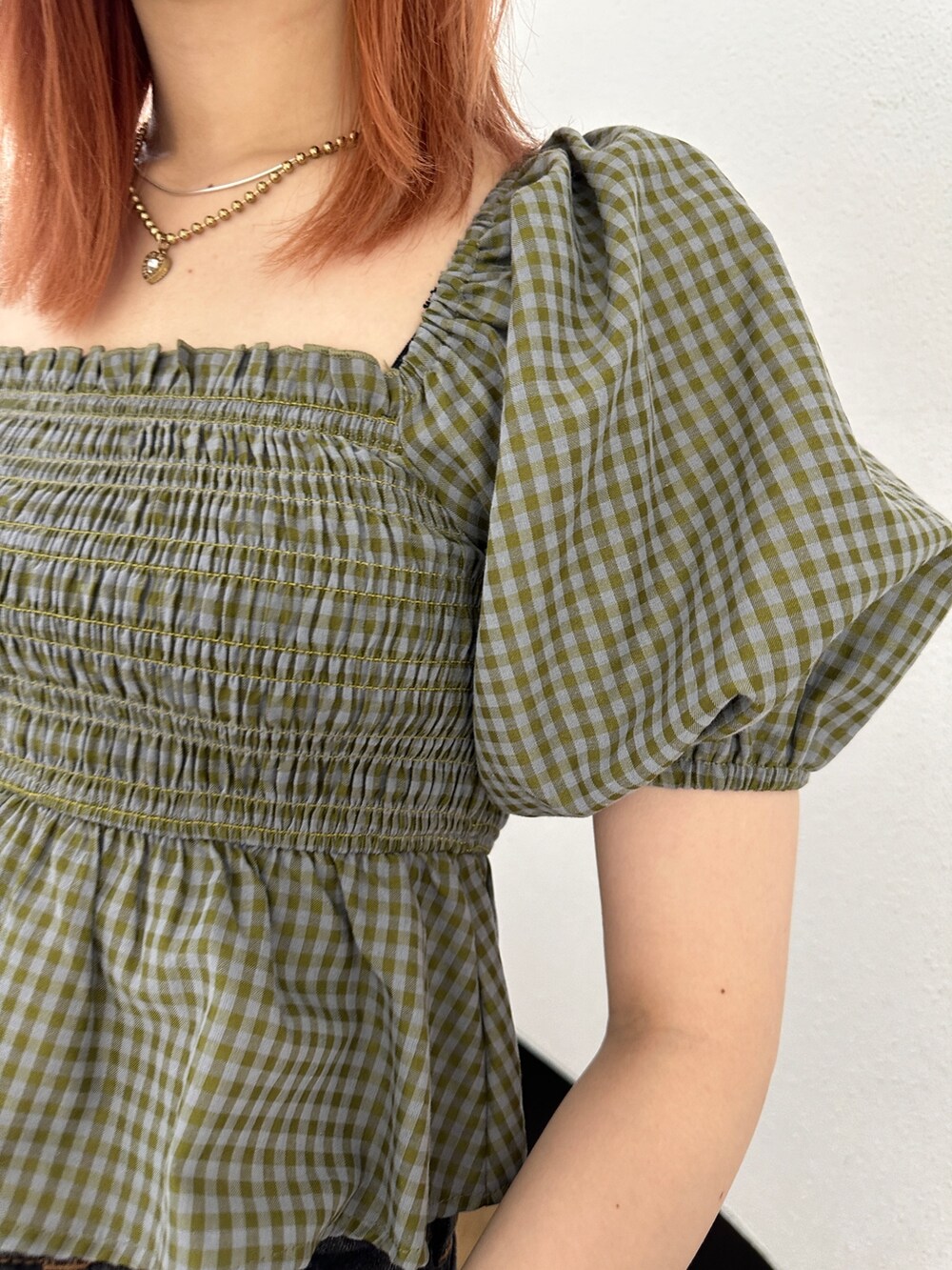 ブラック系のデニムパンツ、グリーン系のシャツ/ブラウス、ブラック系のブーツを着用したレディースの冬コーディネートの6枚目の写真