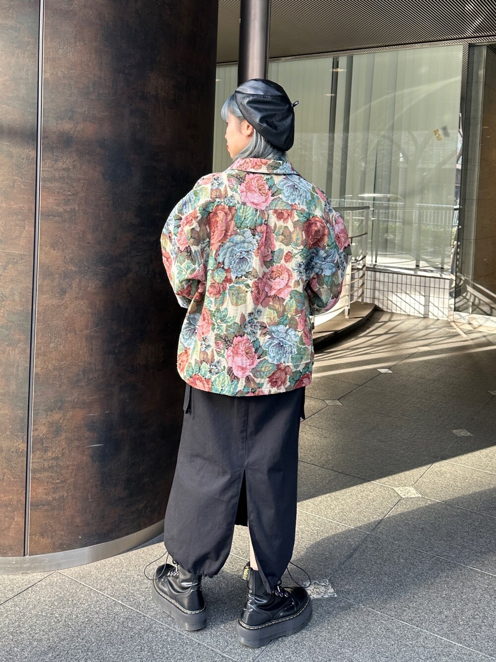 ブラウン系のスカート、ホワイト系のミリタリージャケット、ホワイト系のニット/セーターを着用したレディースの冬コーディネートの4枚目の写真