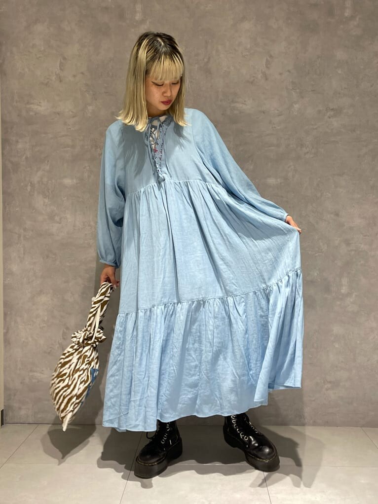 ブラック系のブーツ、ブルー系のワンピースを着用したレディースの夏コーディネートの4枚目の写真