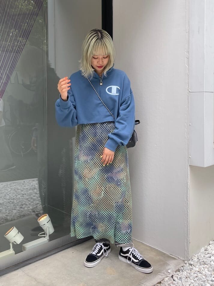 グリーン系のワンピース、ブルー系のスウェットを着用したレディースの秋コーディネートの4枚目の写真