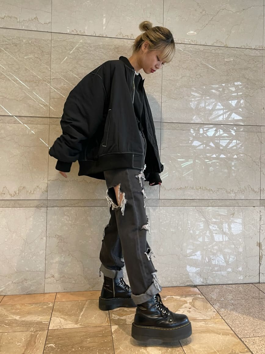 ブラック系のデニムパンツ、ブラック系のTシャツ/カットソー、ブラック系のMA-1を着用したレディースの夏コーディネートの4枚目の写真