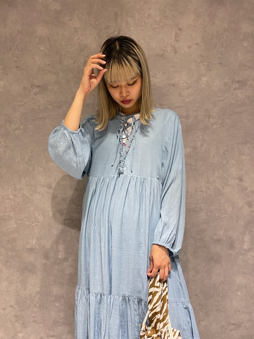 ブラック系のブーツ、ブルー系のワンピースを着用したレディースの夏コーディネートの5枚目の写真