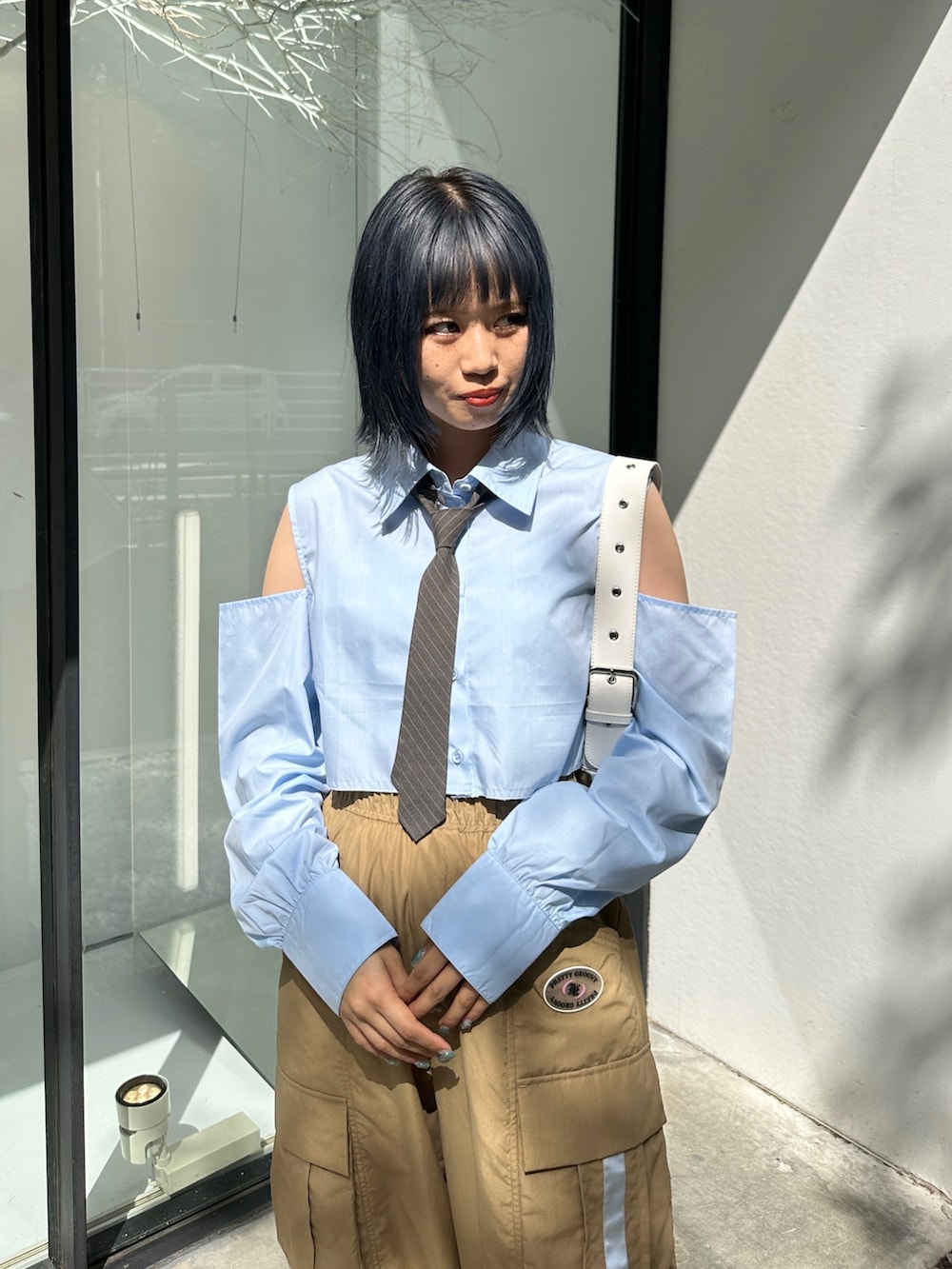 ベージュ系のカーゴパンツ、ブラック系のスニーカー、シルバー系のハンドバッグを着用したレディースの春コーディネートの4枚目の写真