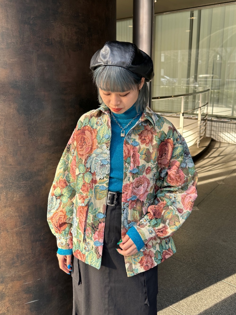 ブラウン系のスカート、ホワイト系のミリタリージャケット、ホワイト系のニット/セーターを着用したレディースの冬コーディネートの6枚目の写真