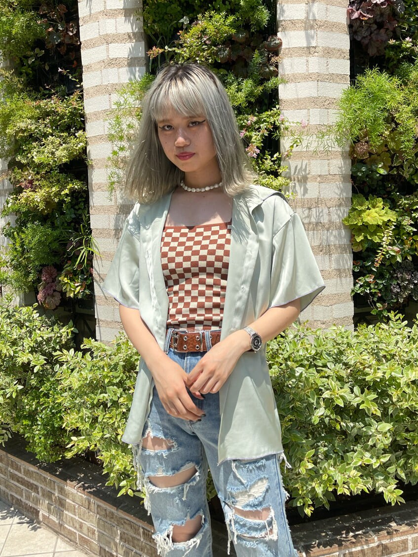 その他のシャツ/ブラウス、ブルー系のデニムパンツを着用したレディースの夏コーディネートの3枚目の写真