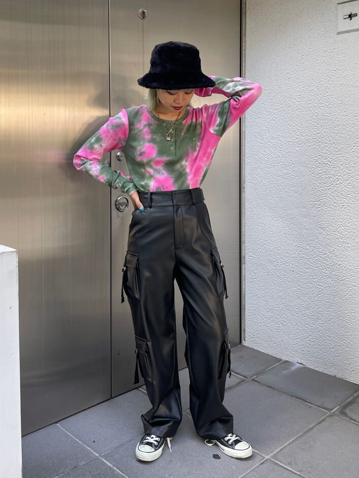ピンク系のTシャツ/カットソー、ブラック系のカーゴパンツ、ブラック系のハットを着用したレディースの秋コーディネートの3枚目の写真