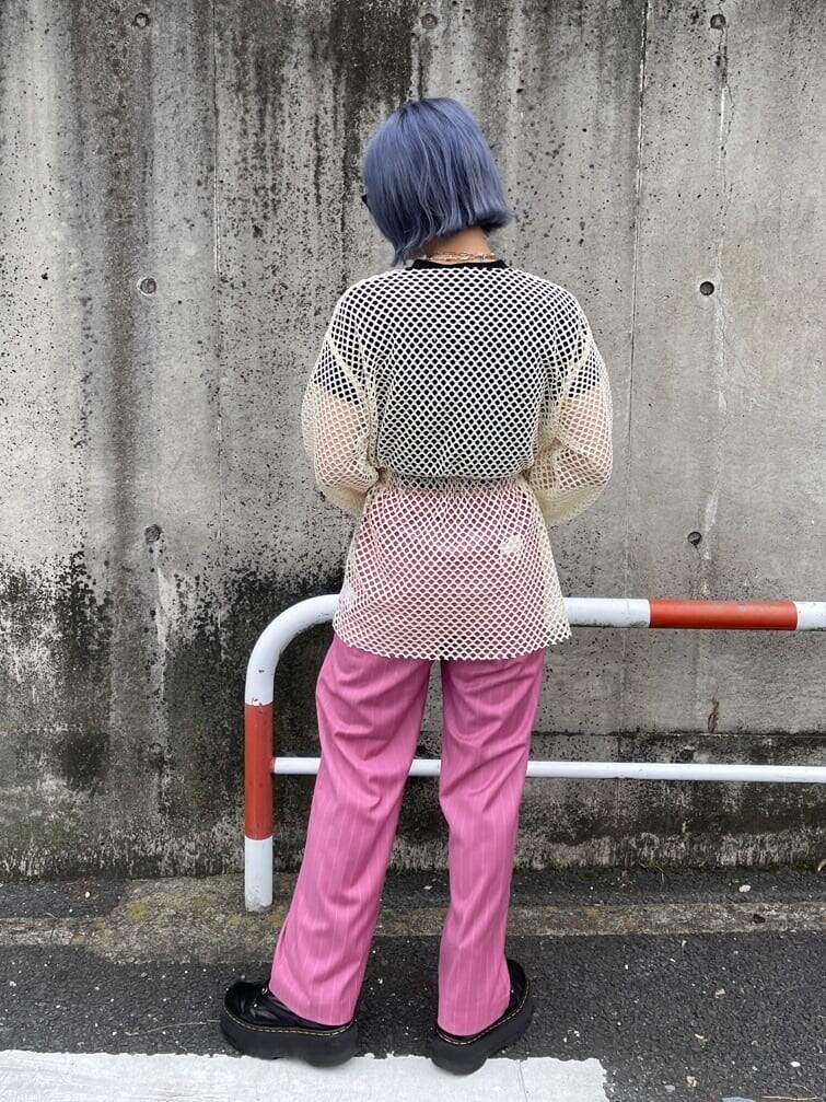 ホワイト系のTシャツ/カットソー、ブラック系のその他シューズ、ブラック系のTシャツ/カットソーを着用したレディースの春コーディネートの4枚目の写真