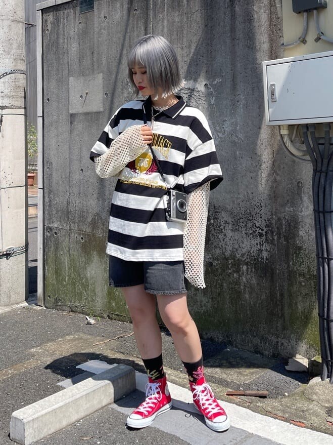 ブラック系のデニムパンツ、ホワイト系のTシャツ/カットソー、ブラック系のTシャツ/カットソーを着用したレディースの春コーディネートの2枚目の写真