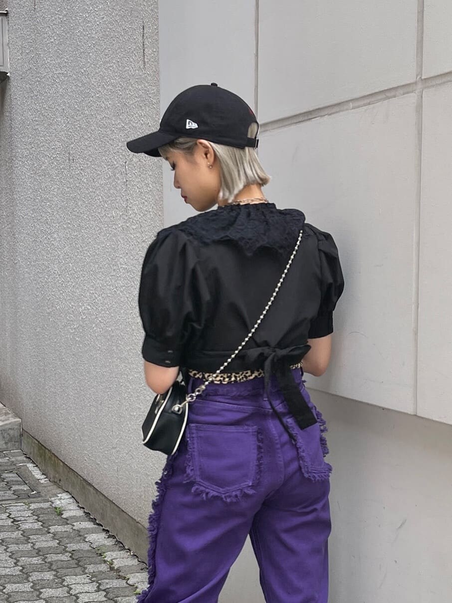 ブラック系のシャツ/ブラウス、ベージュ系のTシャツ/カットソー、ブラック系のボストンバッグを着用したレディースの夏コーディネートの7枚目の写真