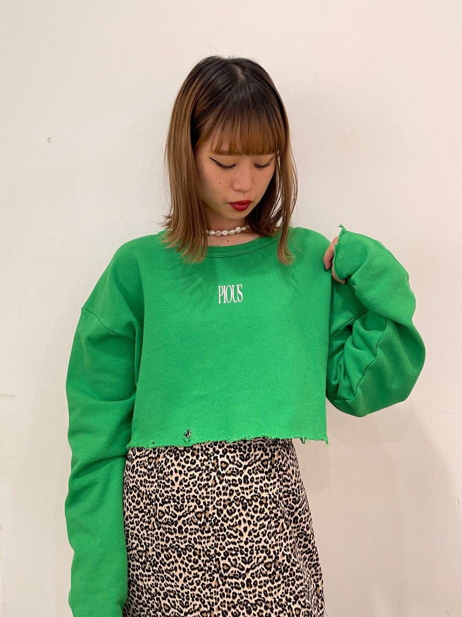 ブラウン系のスカート、グリーン系のTシャツ/カットソーを着用したレディースの冬コーディネートの5枚目の写真