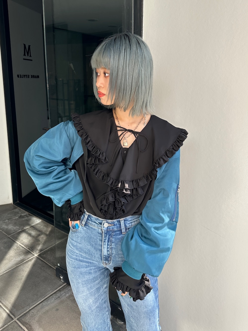 ブラック系のシャツ/ブラウス、ブルー系のMA-1、ブルー系のデニムパンツを着用したレディースの冬コーディネートの5枚目の写真