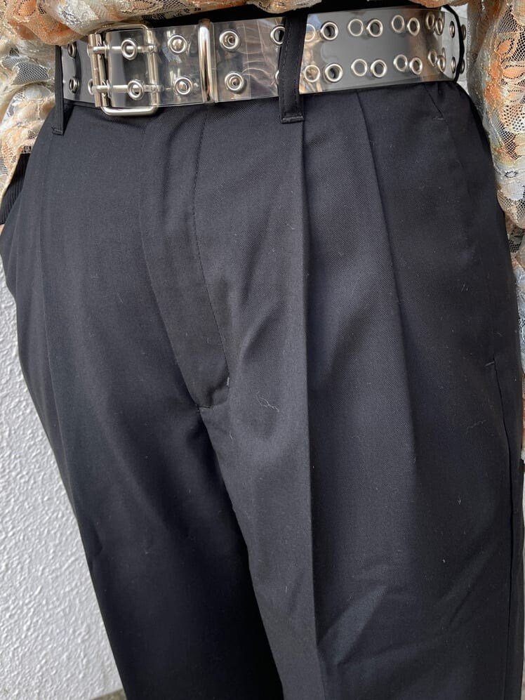 ブラック系のスラックス、ブラック系のTシャツ/カットソー、ホワイト系のシャツ/ブラウスを着用したレディースの冬コーディネートの10枚目の写真