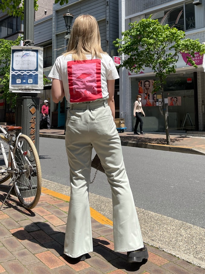 グリーン系のスラックス、その他のショルダーバッグ、ホワイト系のTシャツ/カットソーを着用したレディースの春コーディネートの2枚目の写真