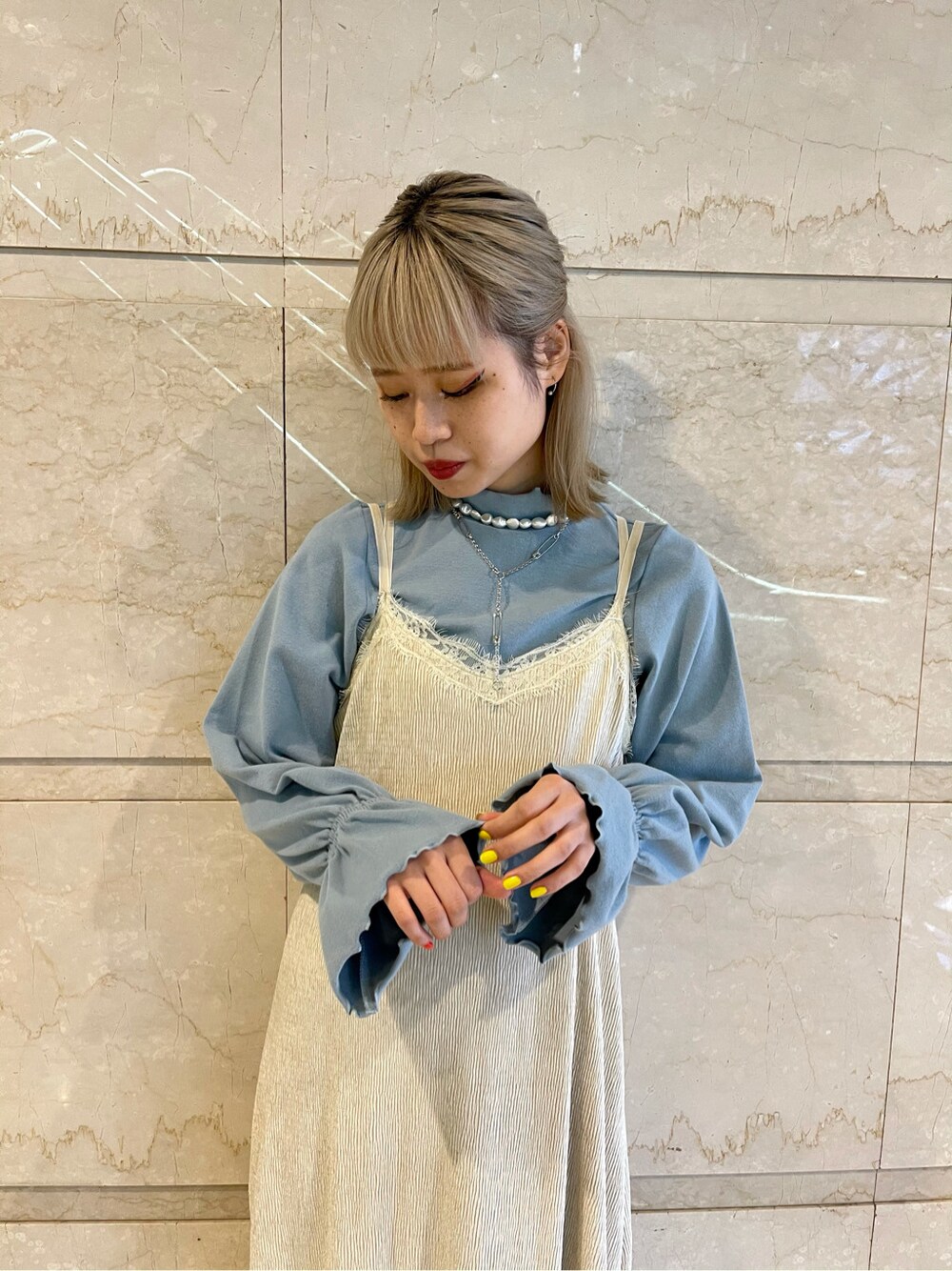 ホワイト系のワンピース、シルバー系のネックレスを着用したレディースの冬コーディネートの4枚目の写真