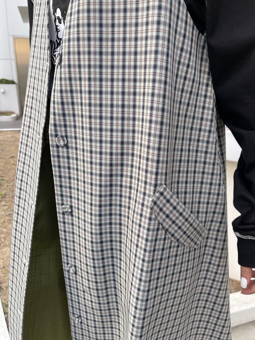 ブラック系のデニムパンツ、その他のジャンパースカート、ブラック系のショルダーバッグを着用したレディースの冬コーディネートの8枚目の写真