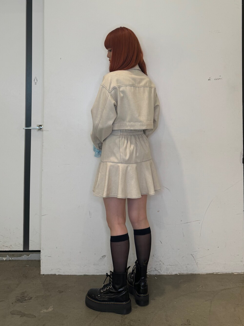 ホワイト系のワンピース、ブルー系のTシャツ/カットソー、ブラック系のブーツを着用したレディースの夏コーディネートの3枚目の写真