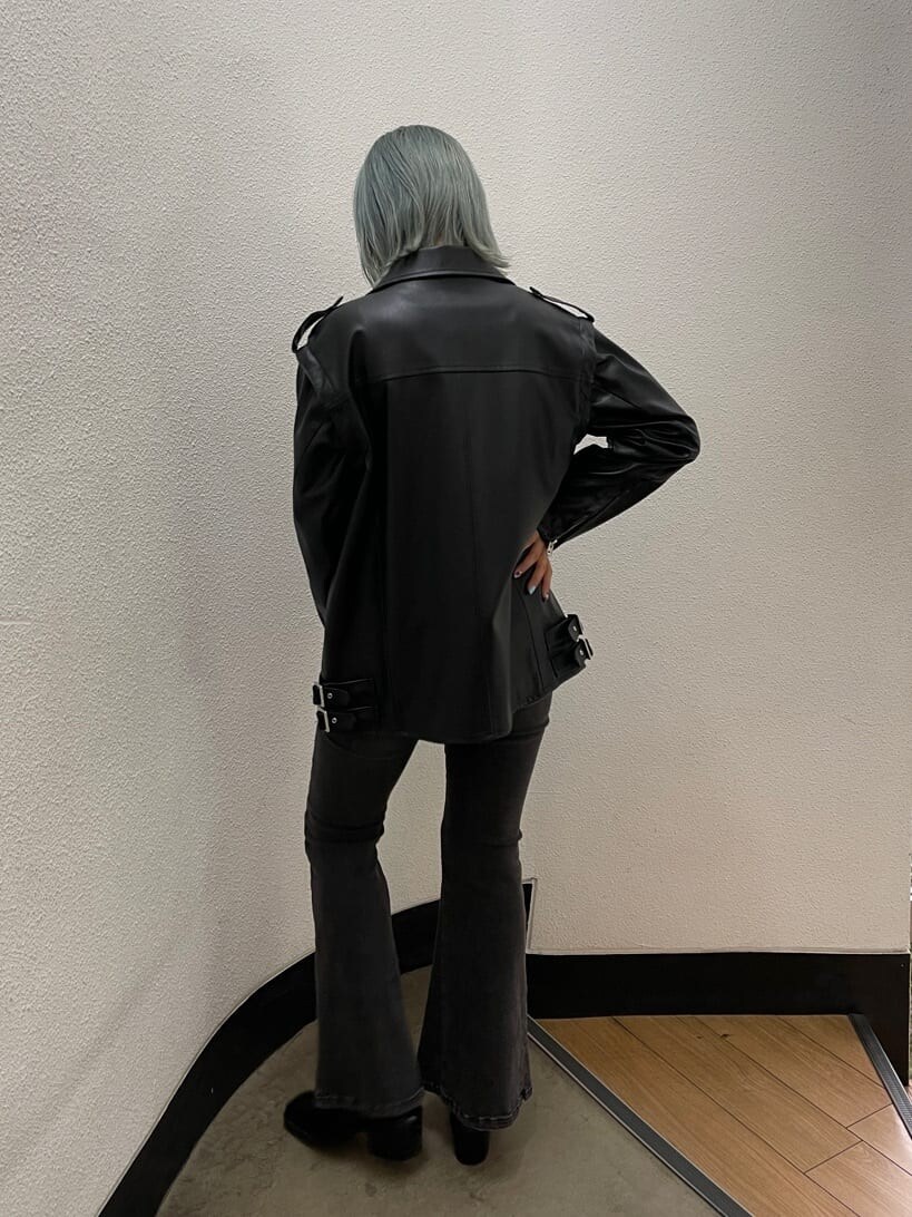 ブラック系のブーツ、ブラック系のライダースジャケット、ブルー系のカーディガン/ボレロを着用したレディースの秋コーディネートの3枚目の写真