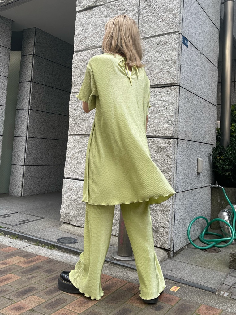 グリーン系のTシャツ/カットソーを着用したレディースの春コーディネートの3枚目の写真