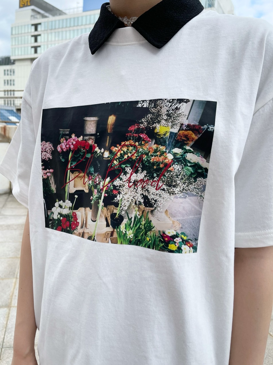 ブラック系のワンピース、ホワイト系のTシャツ/カットソー、パープル系のショルダーバッグを着用したレディースの夏コーディネートの6枚目の写真