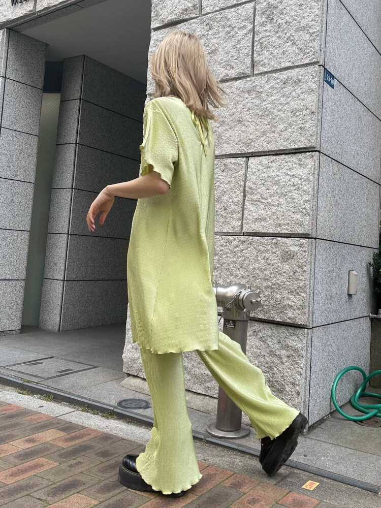 グリーン系のTシャツ/カットソーを着用したレディースの春コーディネートの2枚目の写真