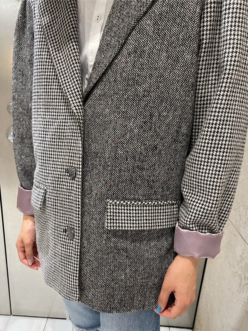 ブルー系のデニムパンツ、その他のテーラードジャケット、ホワイト系のシャツ/ブラウスを着用したレディースの夏コーディネートの8枚目の写真