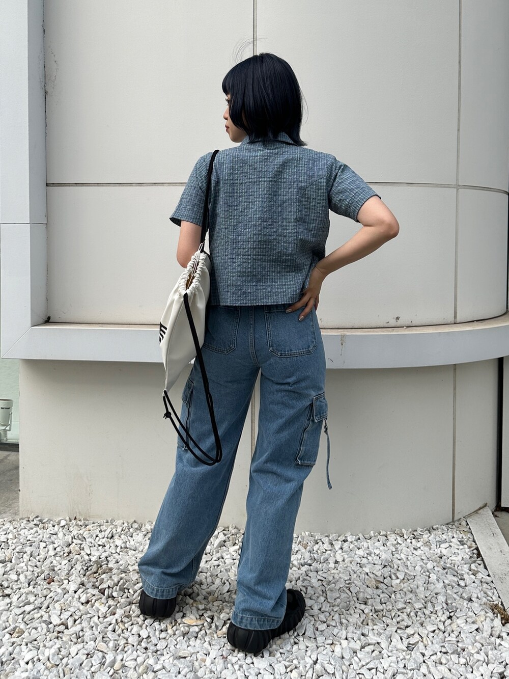 ブラック系のTシャツ/カットソー、ブルー系のシャツ/ブラウス、ブルー系のカーゴパンツを着用したレディースの春コーディネートの3枚目の写真