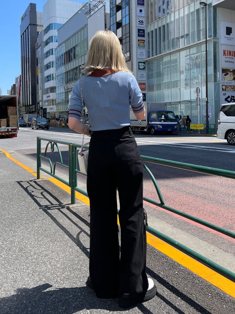 ホワイト系のその他シューズ、ブルー系のニット/セーター、ブラック系のデニムパンツを着用したレディースの春コーディネートの3枚目の写真