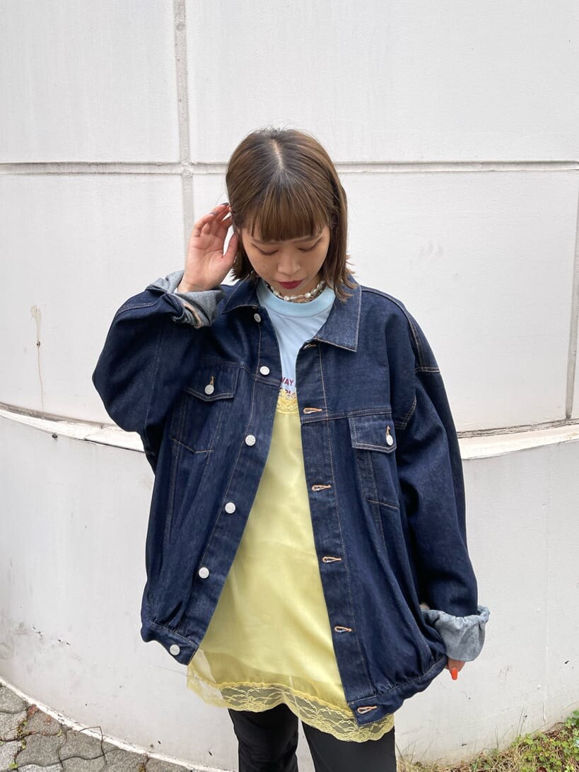 ブルー系のデニムジャケット、ブルー系のTシャツ/カットソーを着用したレディースの秋コーディネートの4枚目の写真